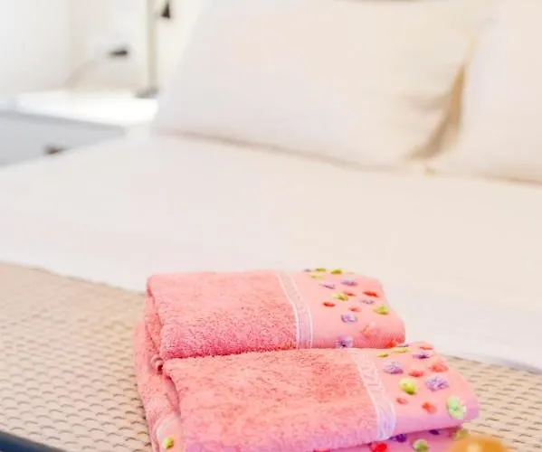 Modern Flat With Partial View דירה