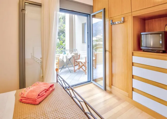 Modern Flat With Partial View מונמבאסיה